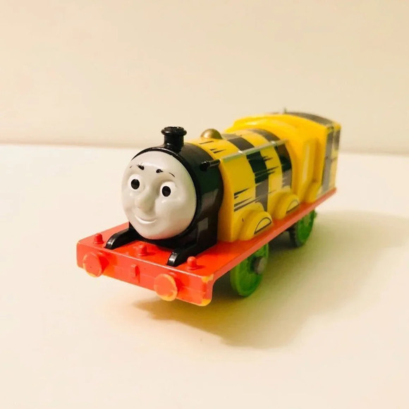 2013  Thomas the Train Trackmaster Engine Busy Bee James Motorized - Picture 1 of 12
